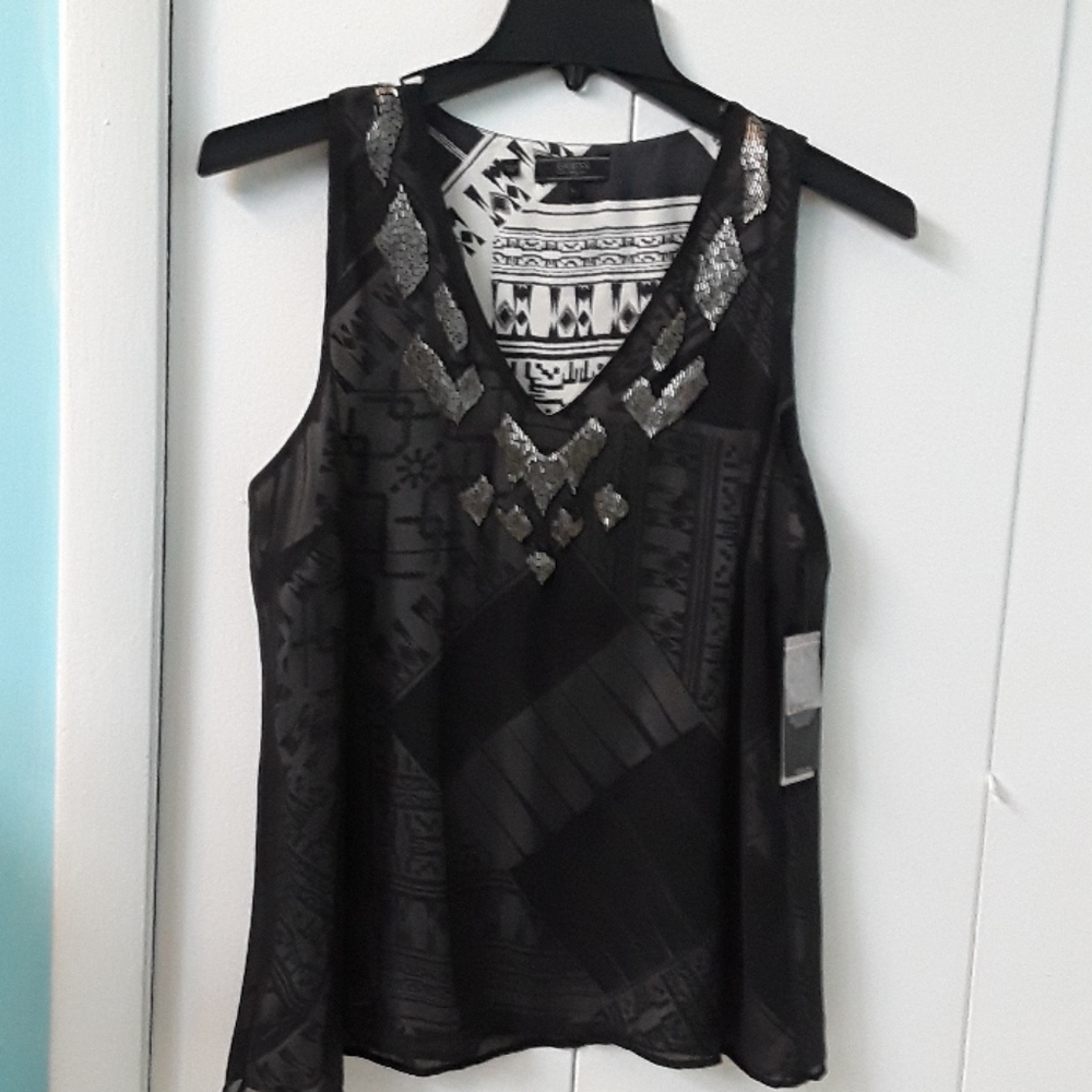 Top by Guess embroided V neck decaultee - Picture 4 of 6